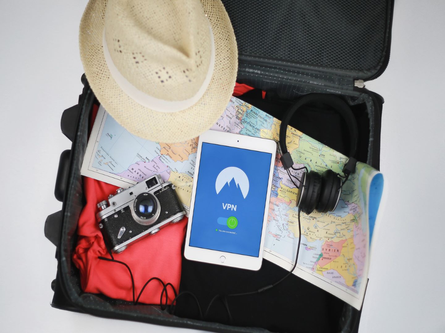 You are currently viewing 17 Essential Items Every Traveler Needs