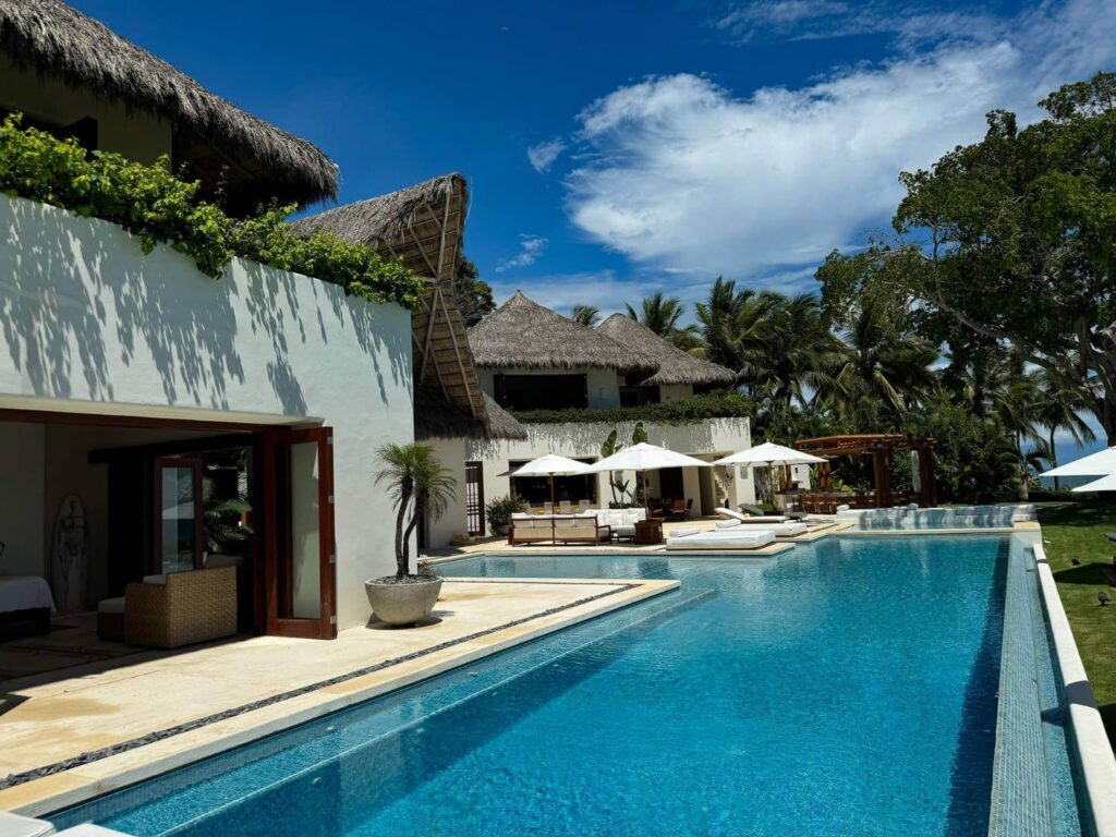 Pool and house view of Casa Familia