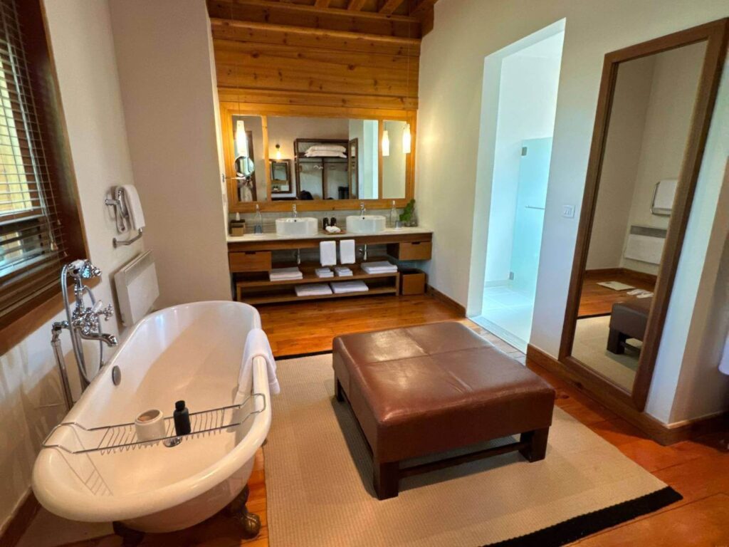 Como Uma Paro, Bhutan, Villa 20, Bathroom with seperate tub, double vanity, ottoman