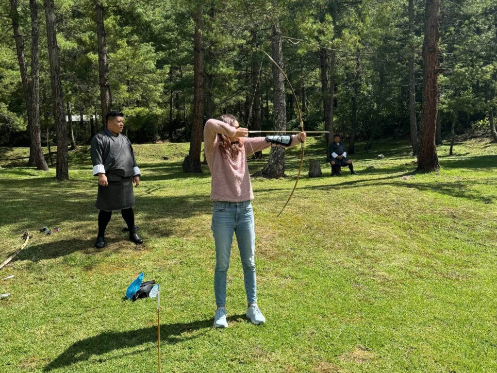 women attemtping archery, Como Uma Par, Bhutan