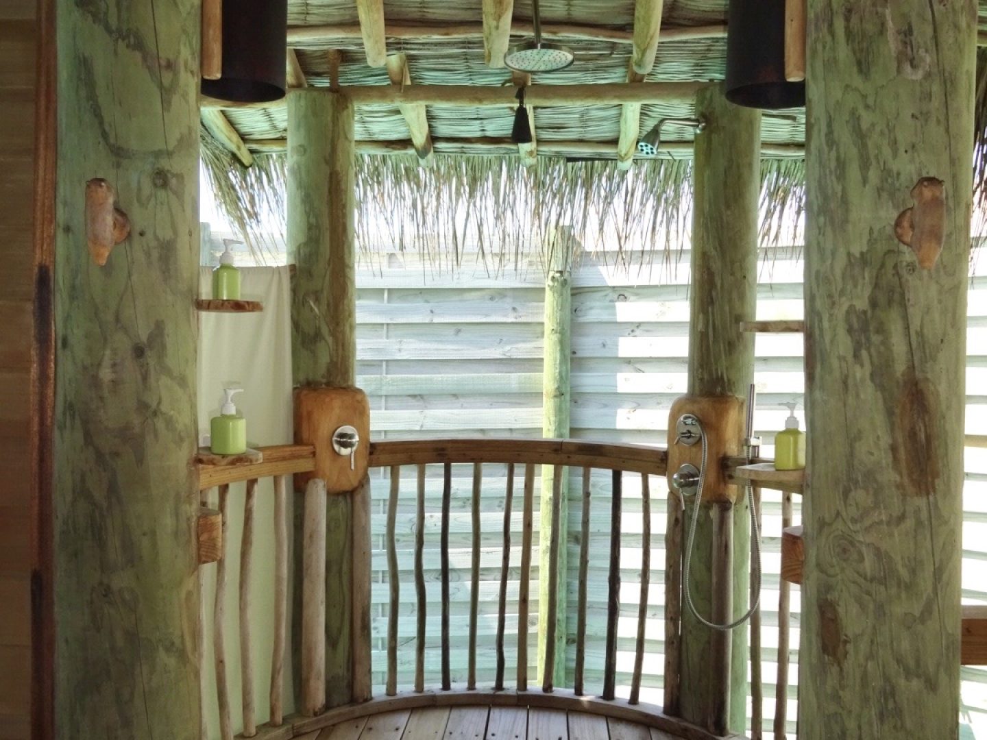 six senses laamu, shower