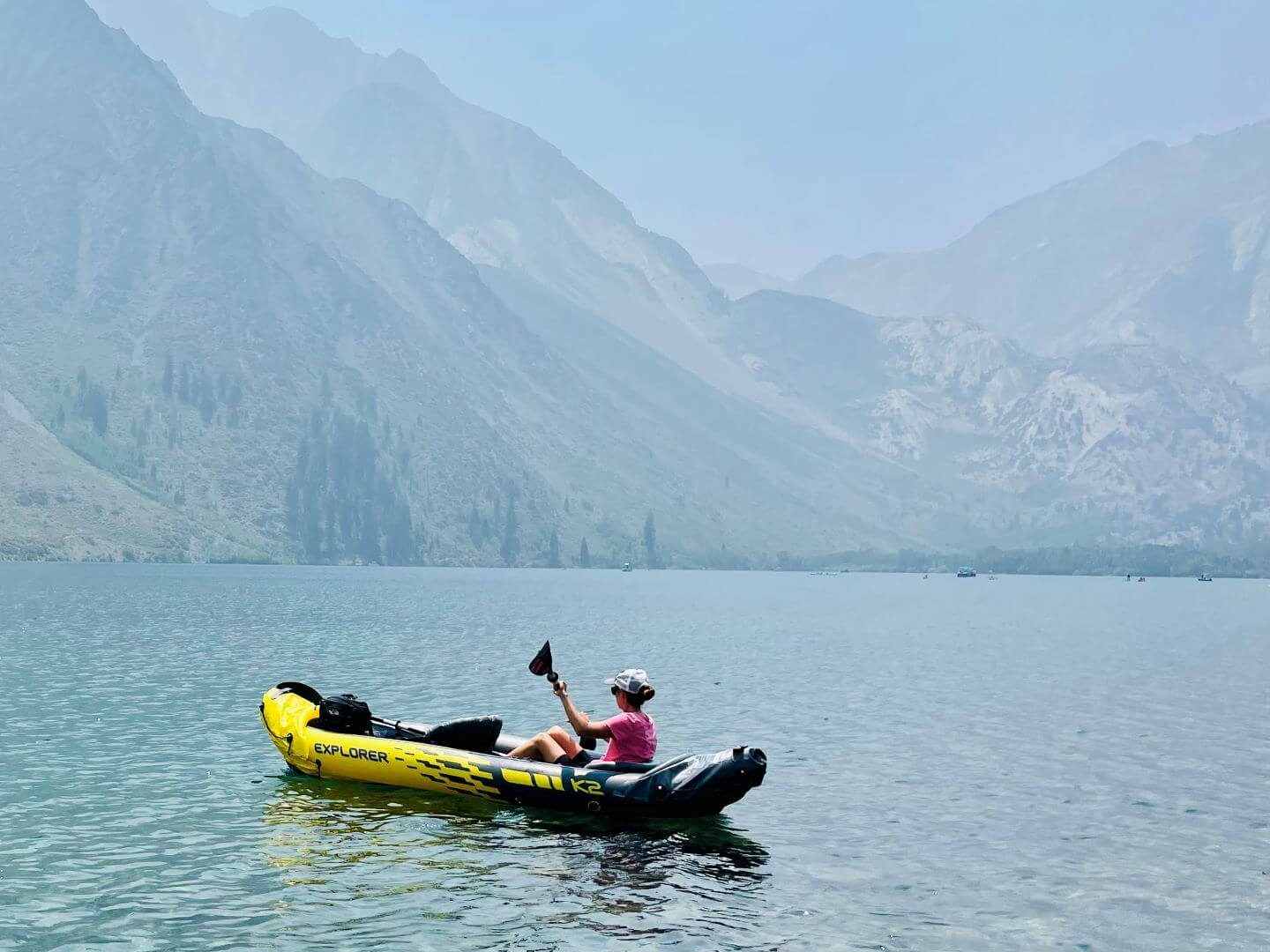 Woman_kayaking_at_convict_lake_